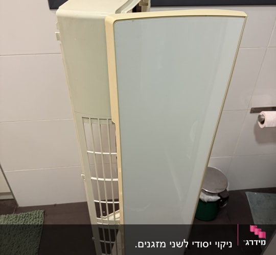 יחידת מזגן עם כיסוי פתוח בחדר אמבטיה